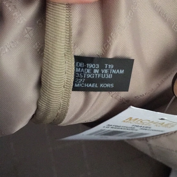 Michael kors travel bag luggage with passport case - Picture 8 of 8